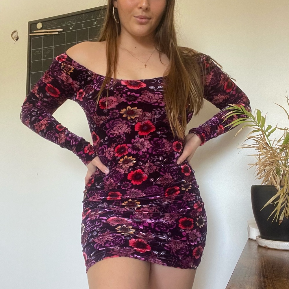 Candie's Women's Bodycon Mini Flower Longsleeve Dress
Size XS